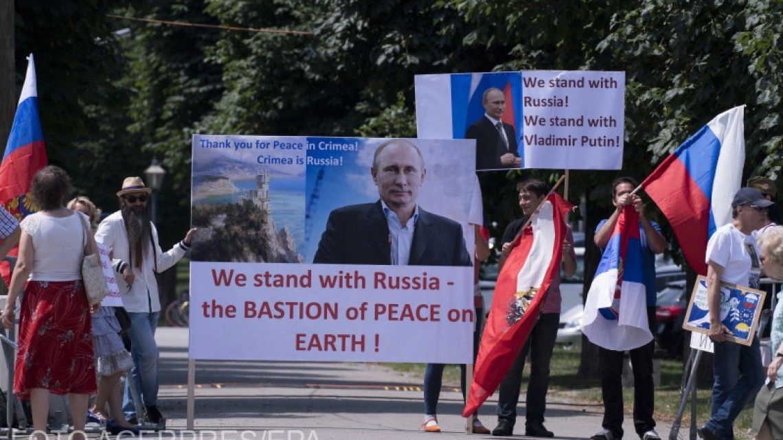 Susținători ai liderului rus, în fața Palatului Hofburg din Viena