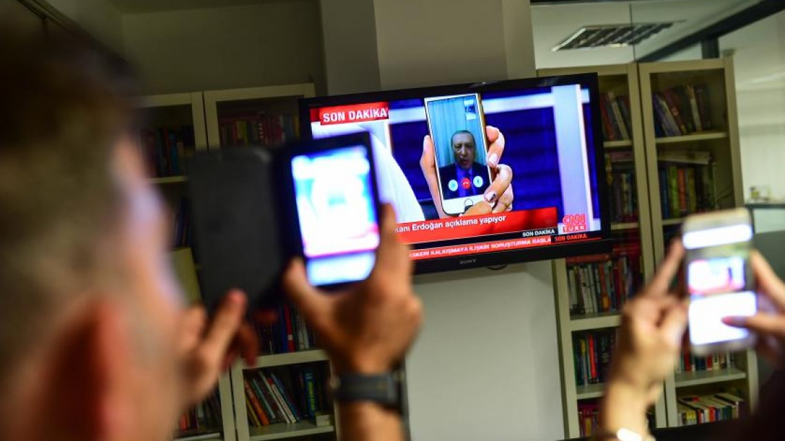În timpul puciului eșuat din iulie 2016, Erdogan și-a chemat susținătorii în stradă de pe iPhone