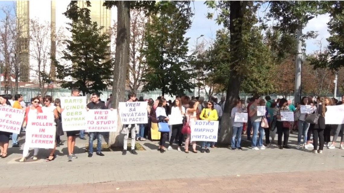 Profesorii și unii părinți ai elevilor de la Liceul ”Orizont” au protestat la Parlament. Sursa foto: Report.md