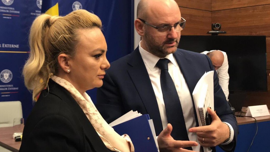 Doris Mircea, Cristian Bădescu, reprezentanți cu însărcinări speciale al Unității de pregătire a Președinției României la Consiliul Uniunii Europene - briefing 10 octombrie 2018, MAE