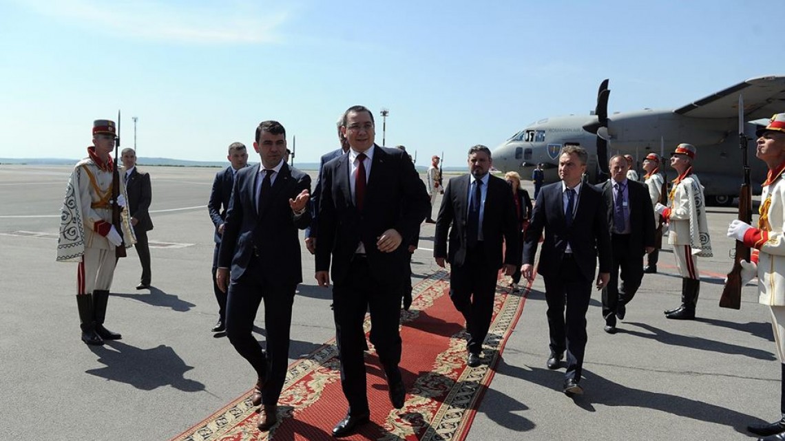 Fostul premier moldovean Chiril Gaburici și Victor Ponta, pe Aeroportul din Chișinău, 21 mai/ Sursa foto: Facebook