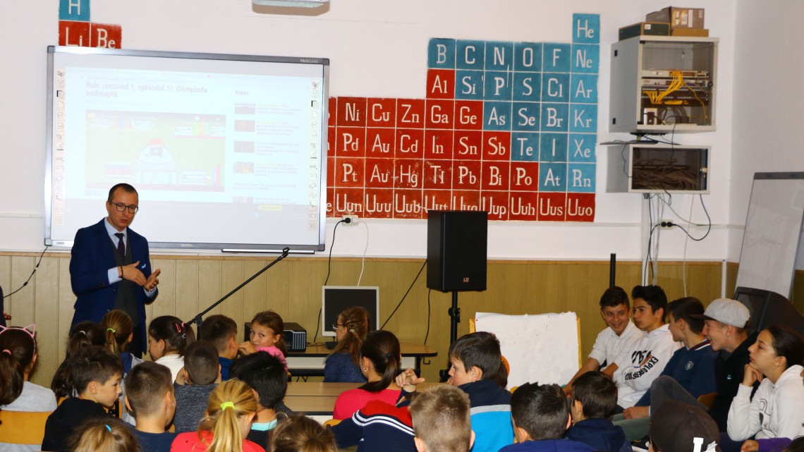 Judecătorul Alex Șerban interacționând cu elevii Școlii Poiana Mărului (Brașov), 26 octombrie 2018