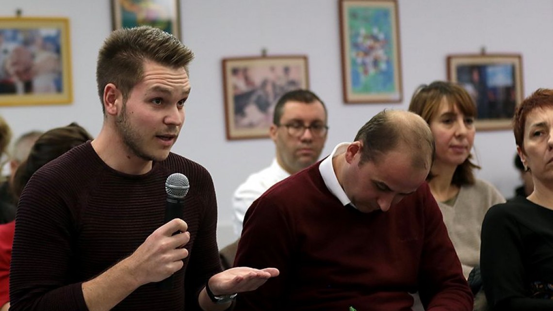 Mihai Petre (foto stânga) a povestit despre experiența sa în accesarea fondurilor europene la un seminar organizat de EURACTIV