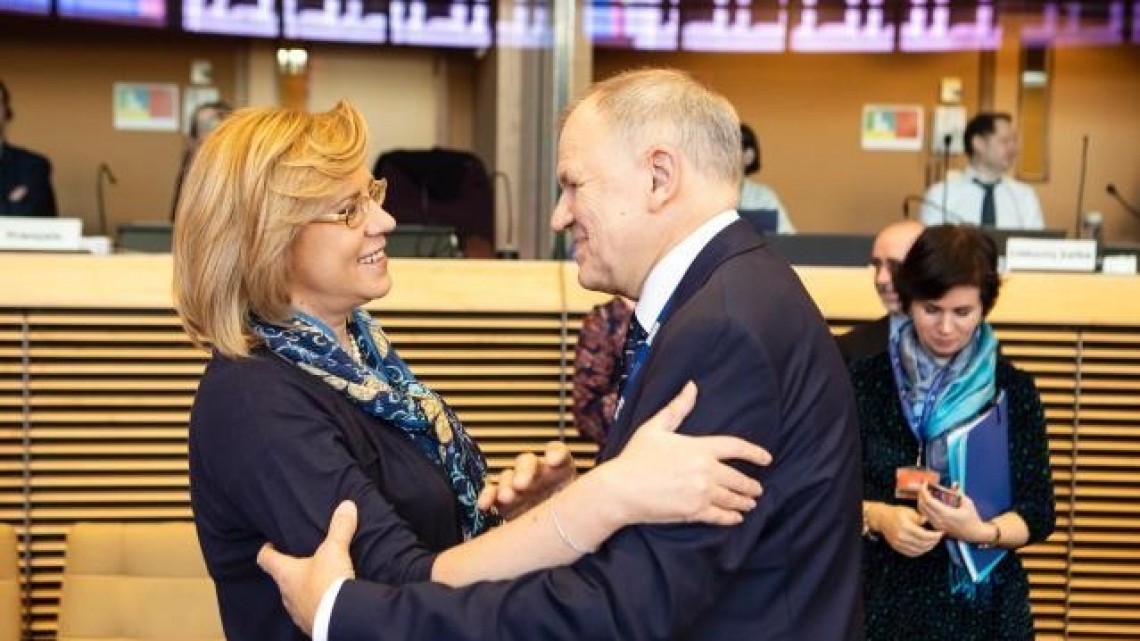Comisarii Corina Crețu și Vytenis Andriukaitis. Sursa foto: Comisia Europeană