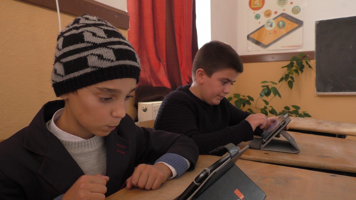 Inițiativele private de educație digitală le dau copiilor de la sat șansa să fie conectați la tehnologiile viitorului / Sursa foto: digitaliada.ro