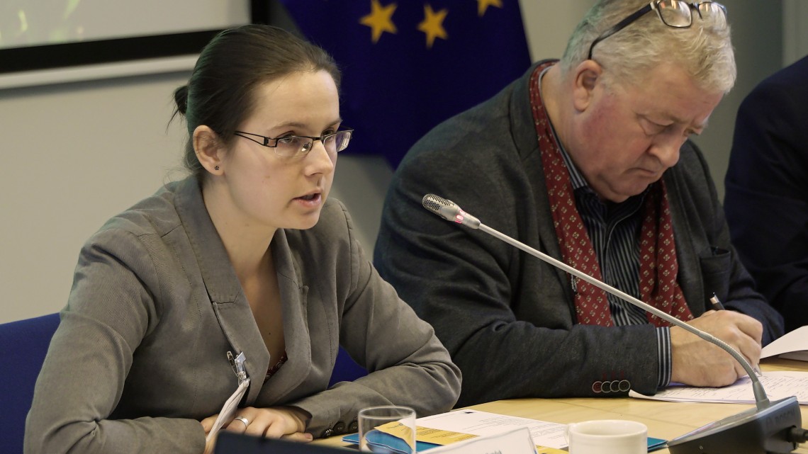 Monika Styczek, împreună cu eurodeputatul Czesław Siekierski, președintele Comisiei pentru Agricultură din Parlamentul European, în timpul unei dezbateri asupra PAC. [New Media Project]