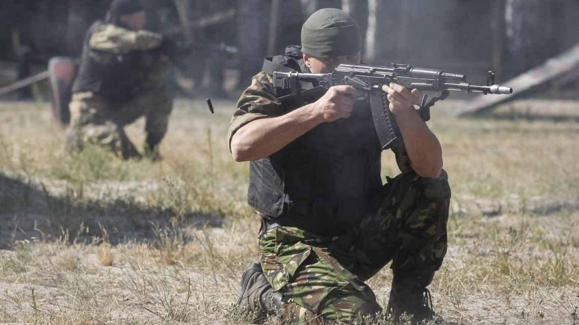 Soldați ucraineni în timpul unui antrenament