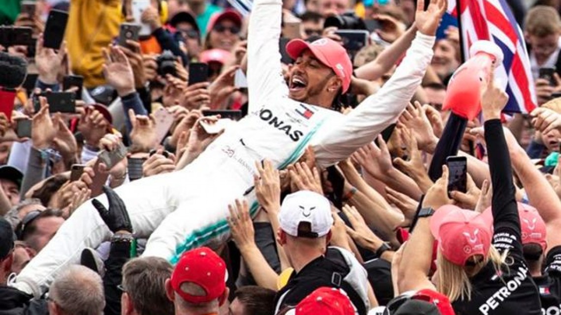sursa foto: Lewis Hamilton, purtat pe brațe de echipă și de fani / Facebook