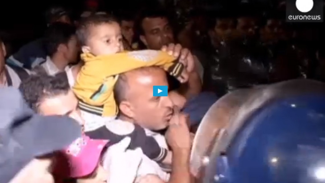 Refugiați încercând să plece din Croația spre Slovenia/ Captura video Euronews