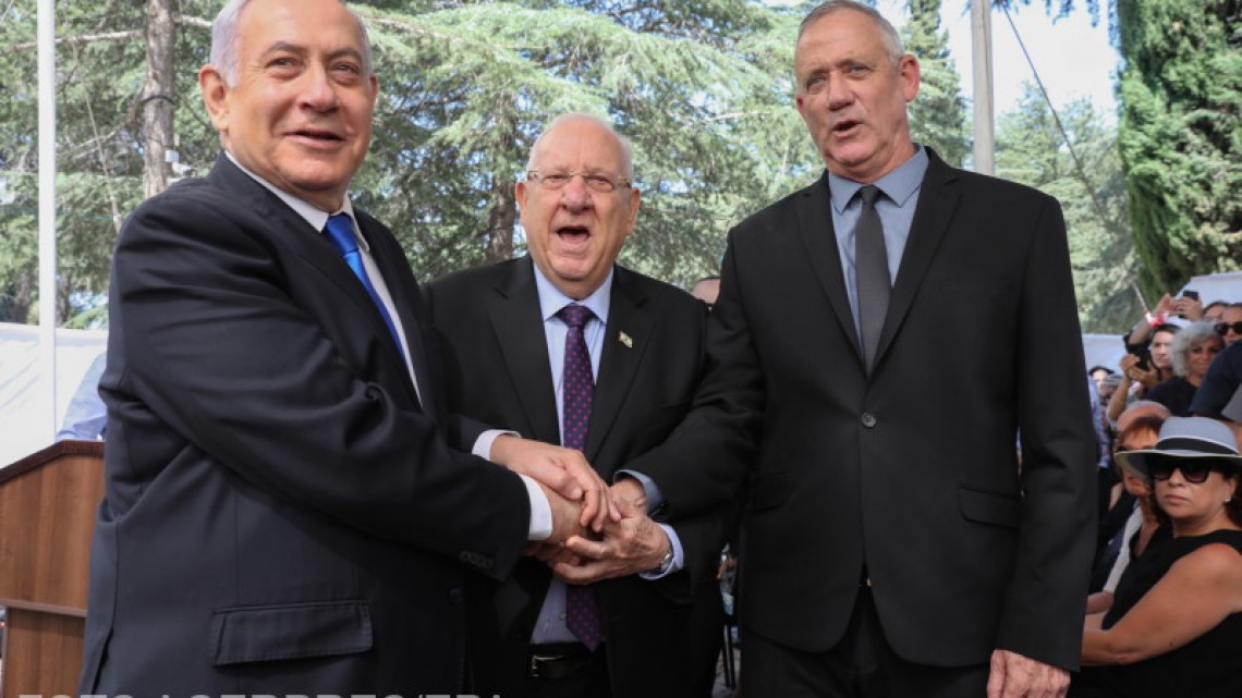 Benjamin Netanyahu, alături de președintele Israelului, Reuven Rivlin, și de Benny Gantz, principalul său rival