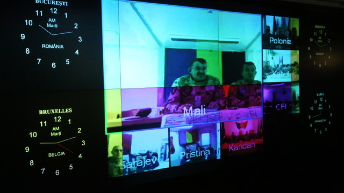 Videoteleconferință cu militarii din teatrele de operații și misiuni externe. Sursa foto: Valentin Ciobîrcă/MApN