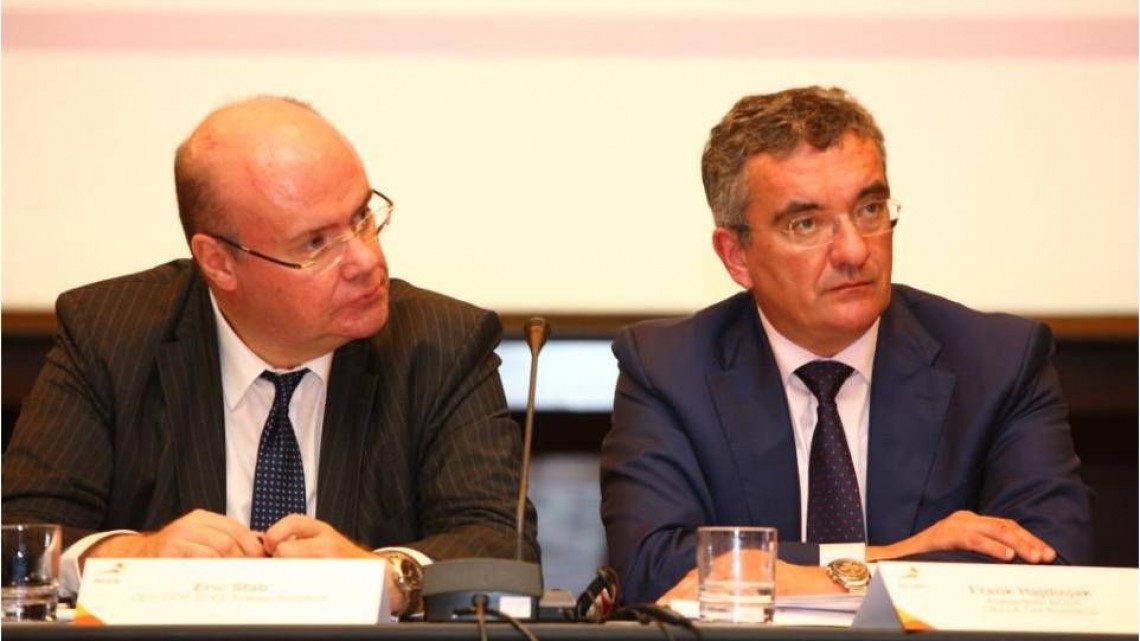 Eric Stab, director executiv al GDF Suez Energy Romania (stânga) și Frank Hajdinjak, președintele ACUE și director executiv al E.ON România (dreapta)