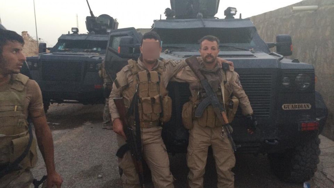 Artin, fotografiat alături de un camarad, pe frontul din Siria