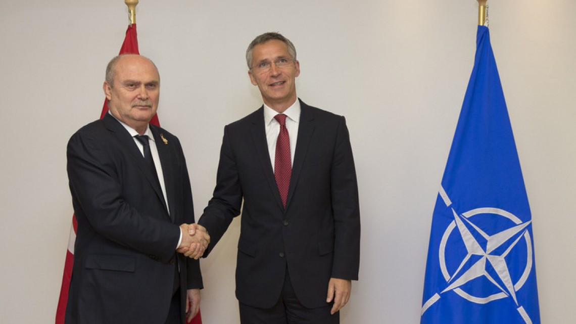 Ministrul turc de Externe, Feridun Sinirlioğlu, și Jens Stoltenberg/Sursa: www.nato.int