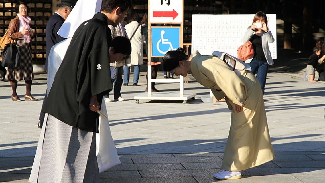 Arhivă - reverența, un mod natural de salut, cu distanțare fizică, în arhipeleag / Japonia, Tokyo / Sursa foto: Flickr - Maya-Anaïs Yataghène, Paris, France via Wiki Creative Commons