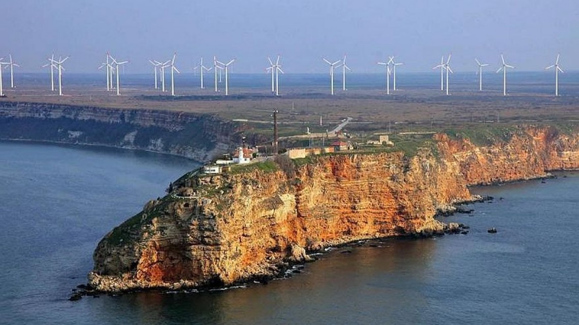 Stâncile de la Kaliakra, cu turbine eoliene pe fundal [Shutterstock]