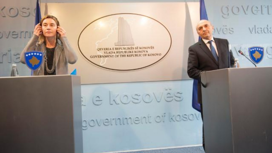 Federica Mogherini și premierul kosovar, Isa Mustafa. Sursa: http://ec.europa.eu/avservices/photo