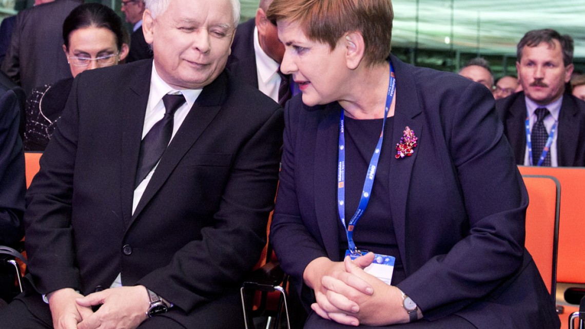 Jarosław Kaczyński și Beata Szydło, liderii partidului Lege și Justiție, câștigător al alegerilor din Polonia