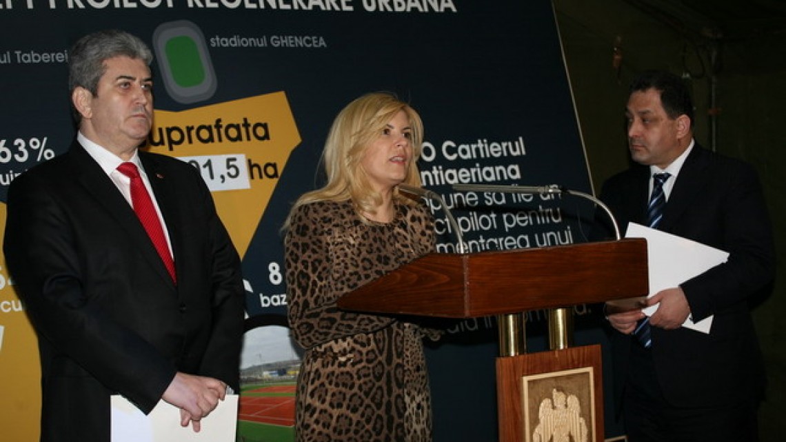 Elena Udrea, în martie 2011, într-o companie selectă: Gabriel Oprea (stânga), Marian Vanghelie (dreapta) / foto: Valentin Cobarca, www.mapn.ro