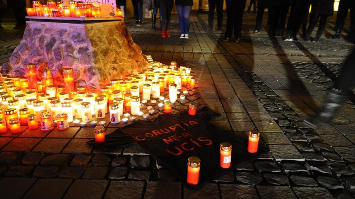 Lumânări aprinse în fața clubului Colectiv/ Sursa: Digi24/Facebook