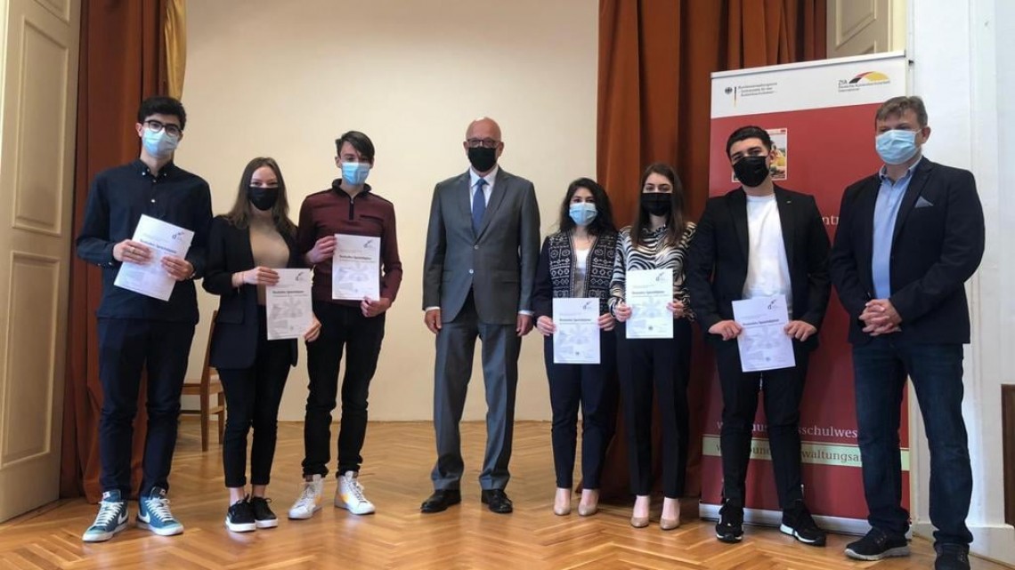 Ambasadorul Meier-Klodt le-a acordat unor elevi de la Colegiul Național I. L. Caragiale diplome de limbă germană DSD II/Sursa foto: Facebook/Ambasada Germaniei în România