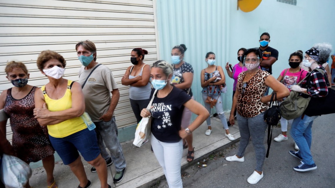 Cubanezi așteptând eliberarea rudelor arestate în urma protestelor de duminică