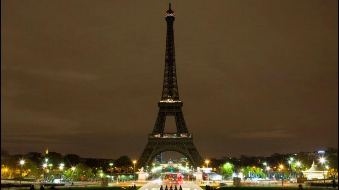 Sursa foto: toureiffel.paris. La cererea primarului Parisului, Turnul Eiffel a fost în doliu în noaptea de sâmbătă spre duminică.