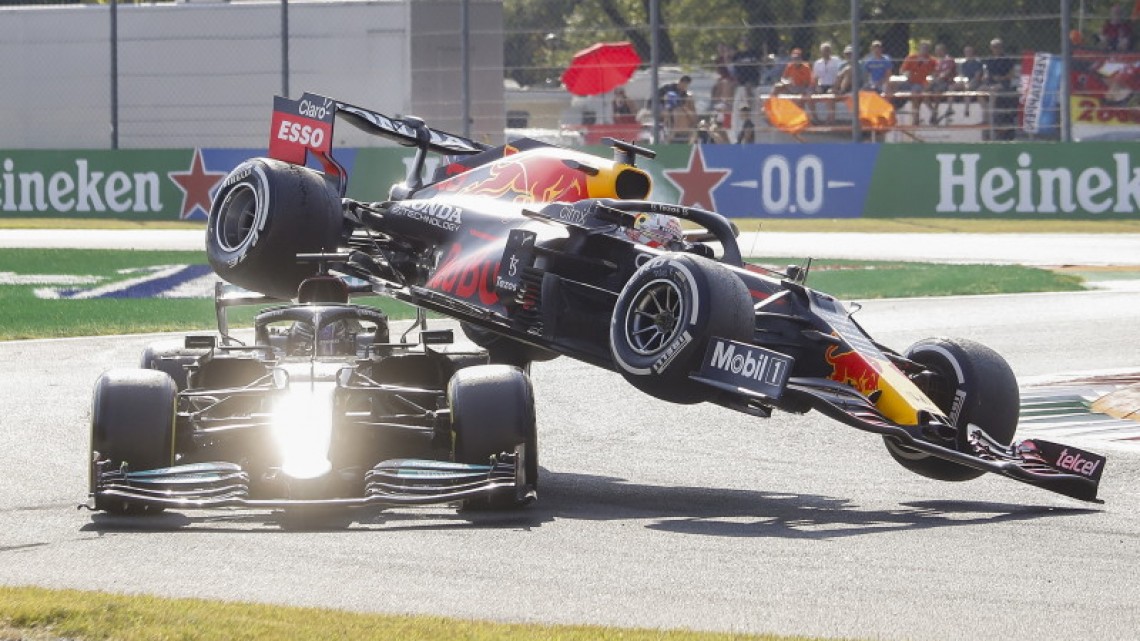 O imagine care va rămâne în istorie: Monopostul Red Bull Racing condus de Max Verstappen, cățărat pe sistemul halo al britanicului Lewis Hamilton de la echipa Mercedes