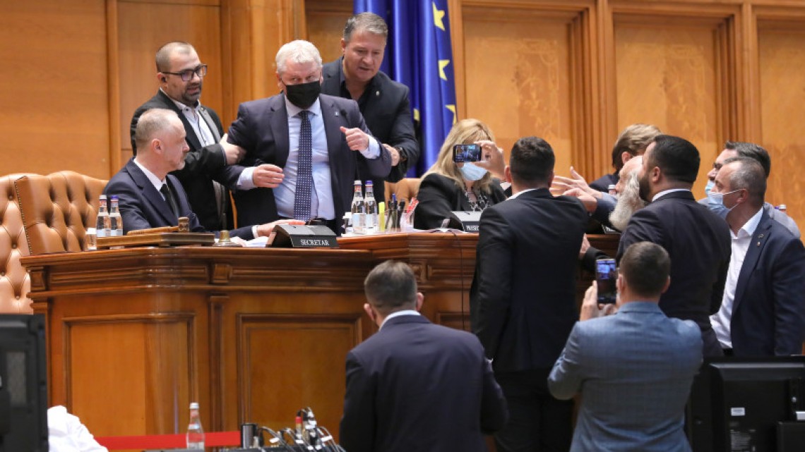 Ciprian-Titi Stoica și Antonio Andrusceac îl saltă ”curat democratic” pe Florin Roman de la microfonul Parlamentului