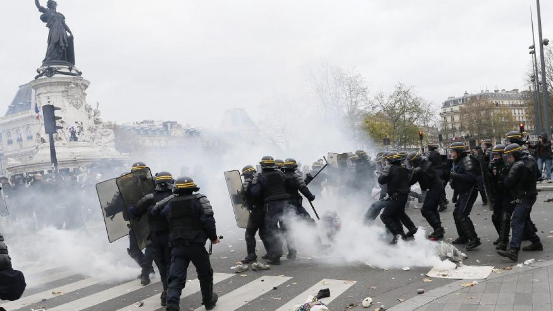 Demonstrații ale activiștilor din domeniul mediului, înainte summitului de la Paris, soldate cu ciocniri violente