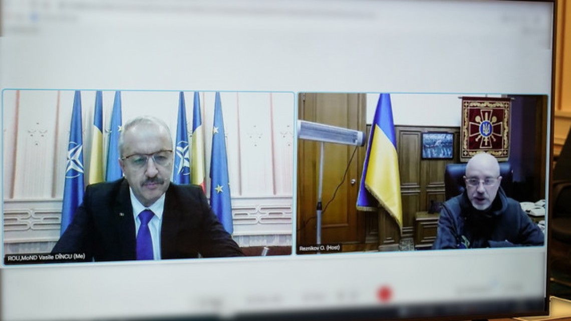 Vasile Dîncu, videoconferință cu omologul ucrainean. Sursa foto: MApN