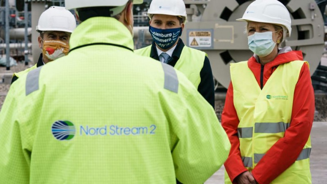 Manuela Schwesig (în roșu) cu reprezentanți ai Nord Stream 2, la Lubmin, Germania, 15 octombrie 2020. Sursa foto: EPA-EFE/CLEMENS BILAN