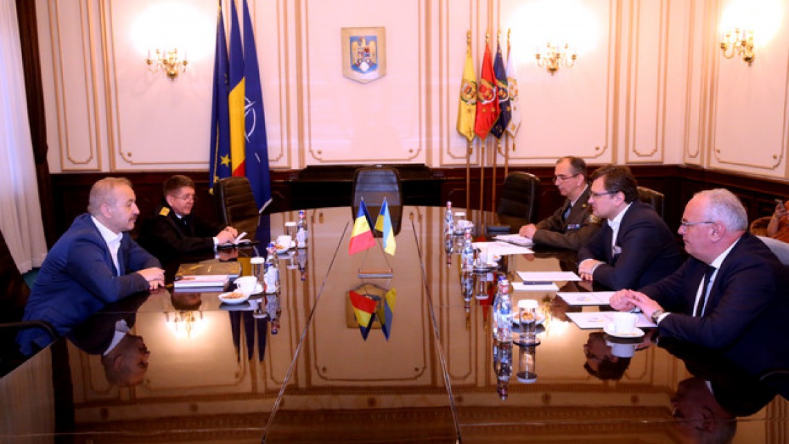 Vasile Dîncu l-a primit vineri, 22 aprilie, pe ministrul de externe ucrainean, Dmitro Kuleba. Sursa foto: MApN