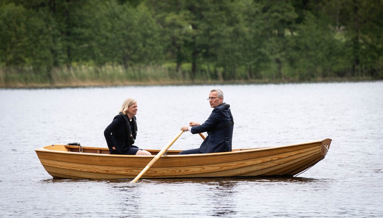 Jens Stoltenberg și premiera Suediei, Magdalena Andersson. Sursa foto: NATO