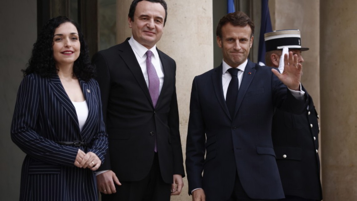 Președinta Kosovo, Vjosa Osmani, prim-ministrul kosovar, Albin Kurti, și Emmanuel Macron, la Paris