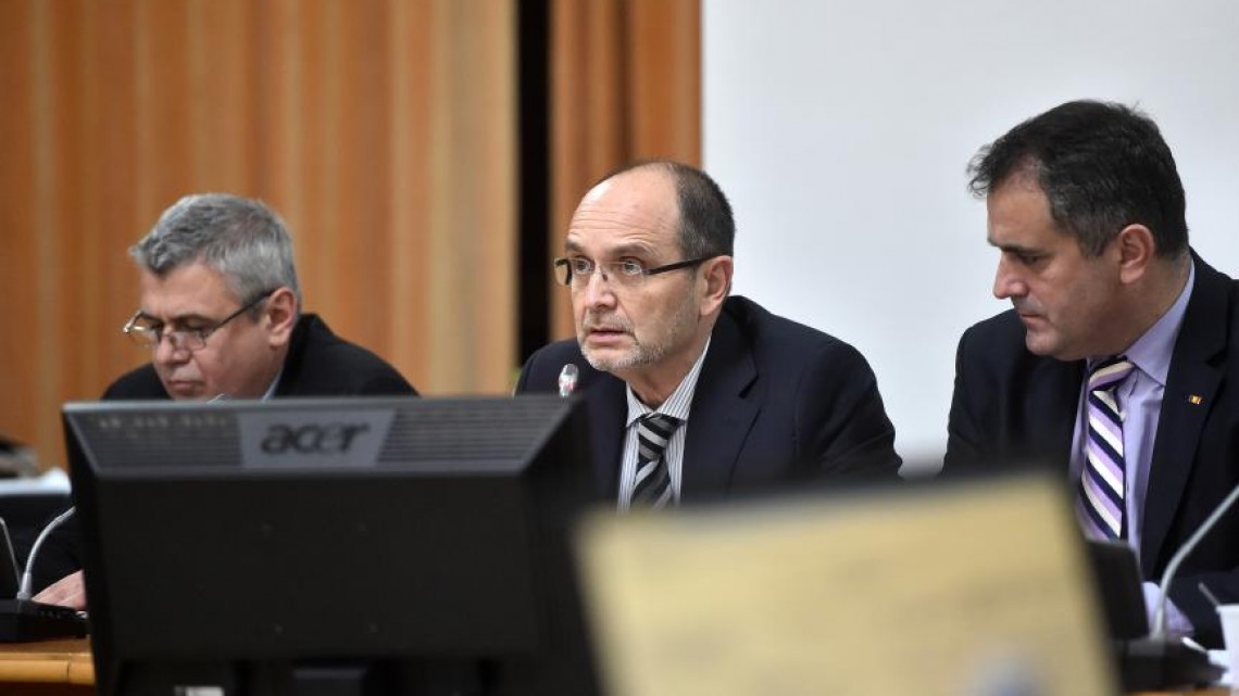 Ministrul Educației, Adrian Curaj, prezentând bugetul ministerului pentru anul 2016 în fața comisiilor reunite de buget-finanțe din Parlament.