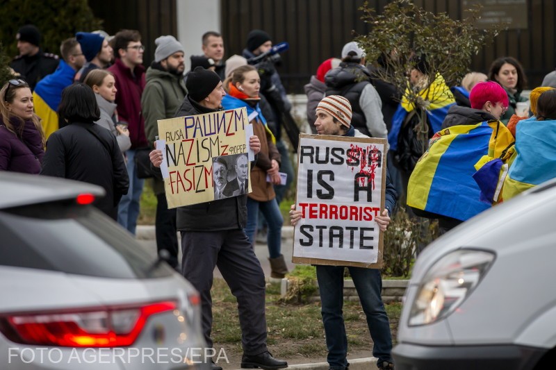 Refugiați ucraineni și cetățeni moldoveni participă la un protest împotriva războiului, în fața Ambasadei Rusiei din Chișinău, 24 februarie 2023