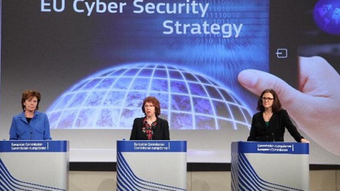 Neelie Kroes, Catherine Ashton și Cecilia Malmström, în cadrul conferinței de presă privind Planul UE în domeniul securității cibernetice, februarie 2013/ Sursă foto: Comisa Europeană
