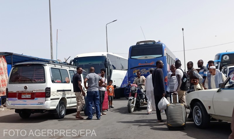 Cetățenii străini pleacă din Sudan pe cale aeriană sau terestră
