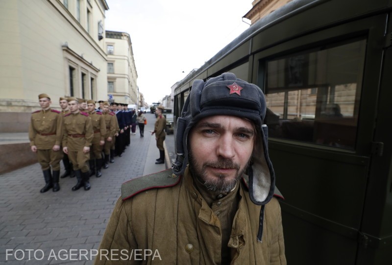 Soldați ruși în uniforme din al doilea Război Mondial se pregătesc în Sankt Petersburg, pentru parada militară din 9 Mai, 27 aprilie 2023