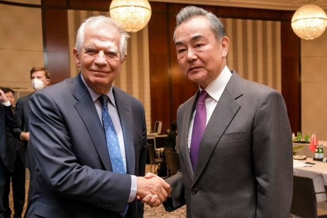 Josep Borrell și consilierul de stat al Republicii Populare Chineze, Wang Yi. Sursa foto: https://audiovisual.ec.europa.eu