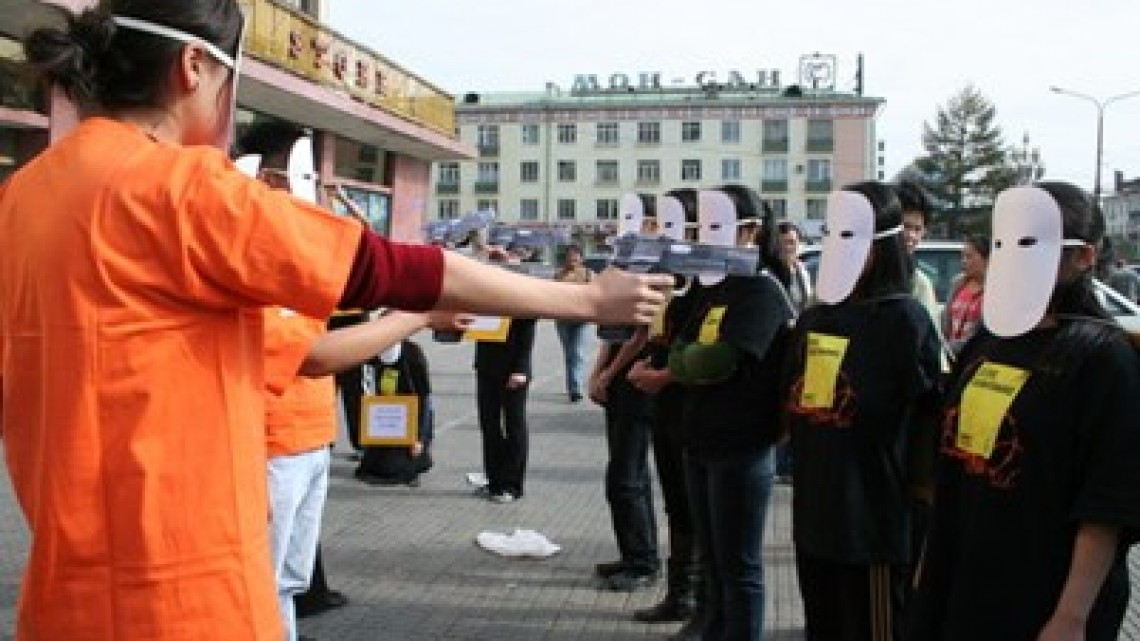 Persoane protestând împotriva pedepsei cu moartea, în Mongolia (sursa foto: Amnesty International)