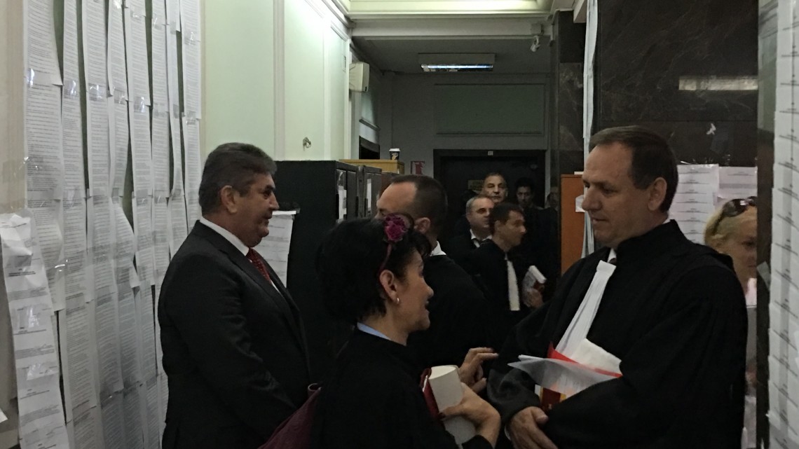 În imagine, Gabriel Oprea și Dan Lupașcu, alături de alți avocați, la instanța supremă. FOTO: Ovidiu Vanghele