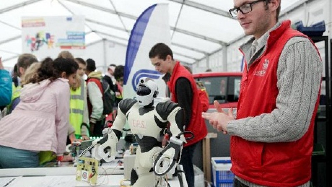 Robot creat de un tânăr/ Expoziție în  Spa Francorchamps, Belgia. Foto: Comisia Europeană
