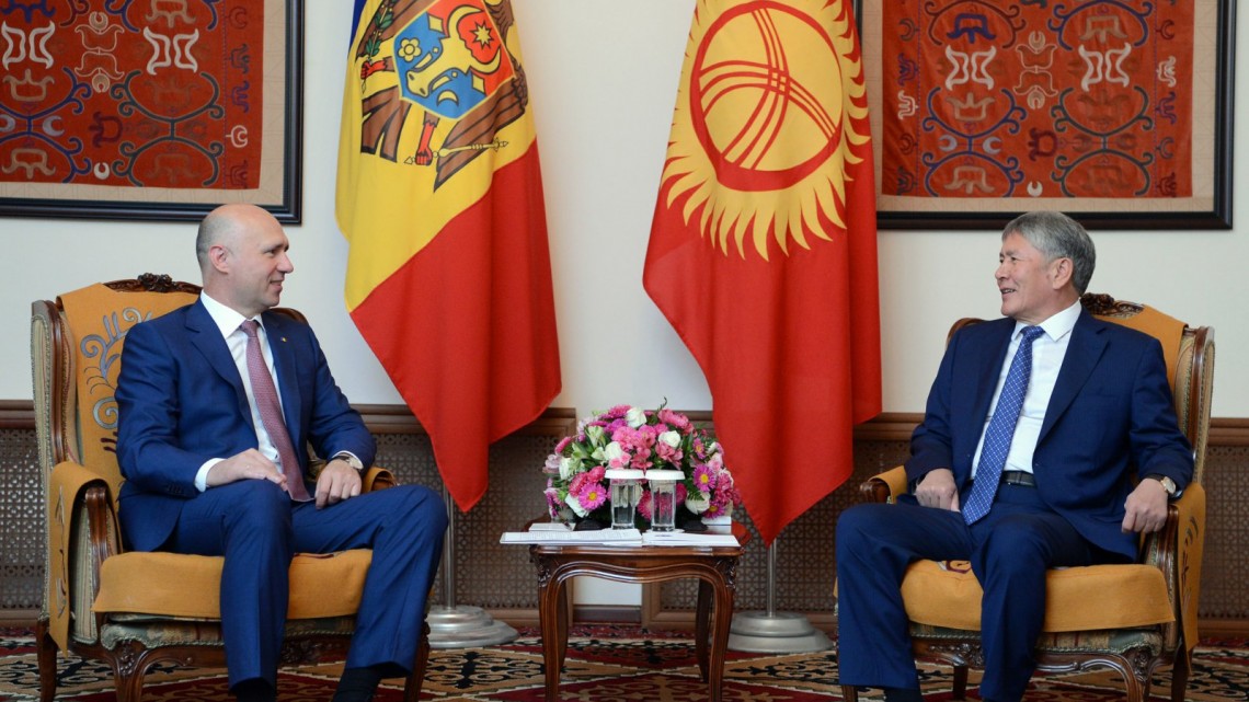 Premierul moldovean, Pavel Filip, și președintele kârgâz, Almazbek Atambaiev, s-au întâlnit vineri, în marja summit-ului CSI/Sursa foto: www.president.kg/
