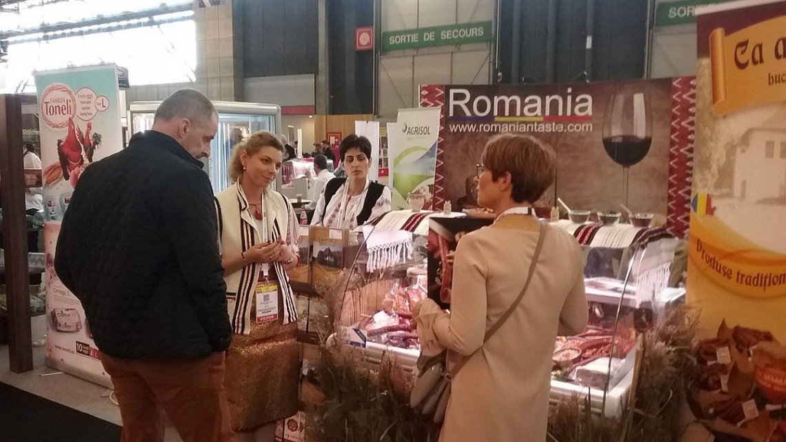 Imagine cu un stand al producătorilor români postată marți, pe Facebook, de ministrul economiei Costin Borc.
