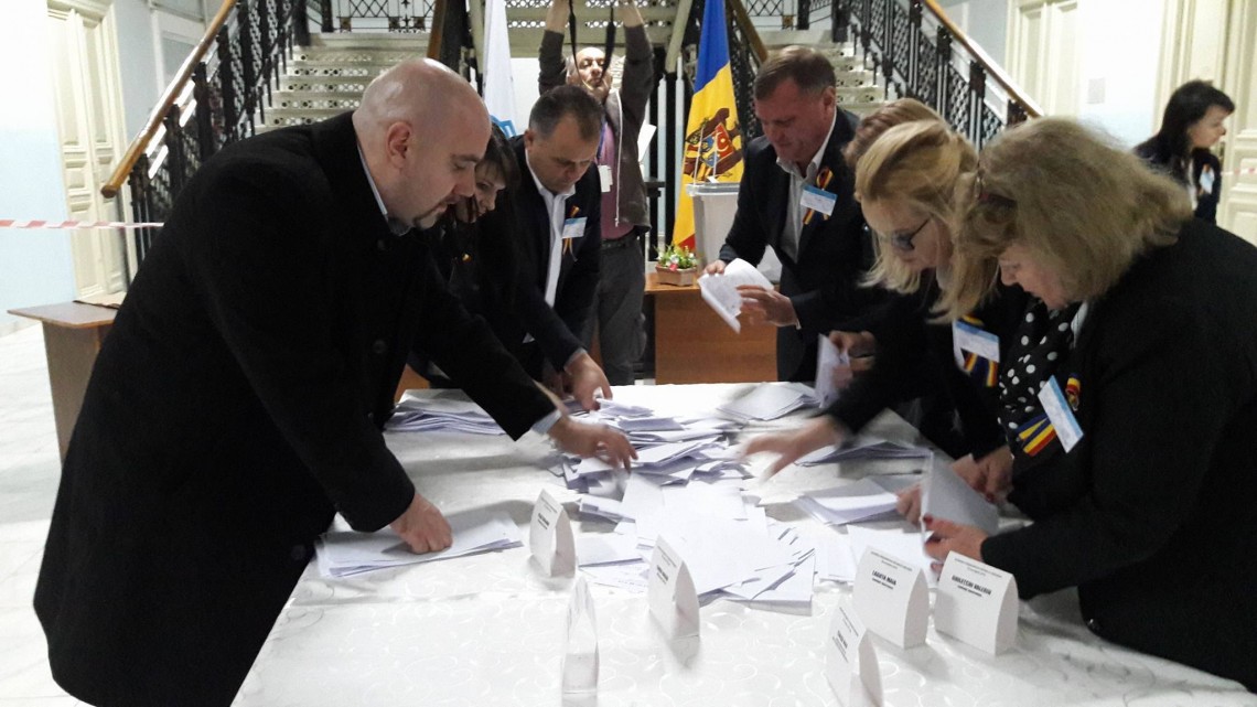 Foto credit: Report.md; numaratoarea voturilor dupa inchiderea urnelor; alegeri prezidentiale Moldova, 2016, turul I