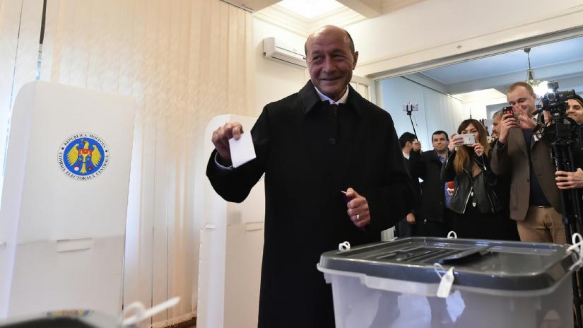 Băsescu a și votat în turul al doilea al alegerilor prezidențiale din Republica Moldova