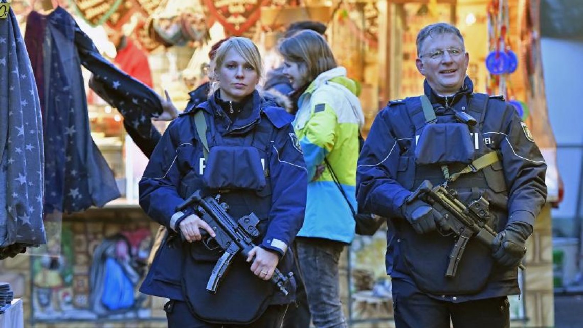 Explicație foto: Securitatea întărită la târgurile de Crăciun. Foto din Dortmund