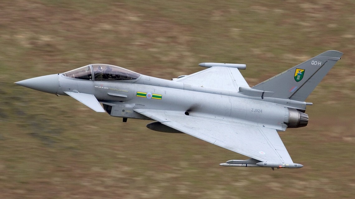 Sursa foto: Chris Lofting - http://www.airliners.net/photo/UK---Air/Eurofighter-EF-2000-Typhoon/1189137/L/, GFDL 1.2, https://commons.wikimedia.org/